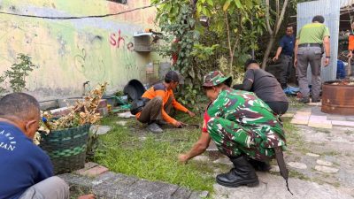 Ciptakan Lingkungan Asri, Babinsa Sudiroprajan Kerja Bakti Bersama Warga & Pegawai Kelurahan
