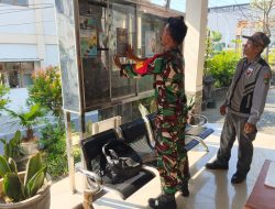 Babinsa Koramil 04/Jebres Pasang Pamlet Rekrutmen Anggota TNI AD, Catat Jadwal Pendaftarannya