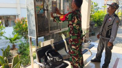 Babinsa Koramil 04/Jebres Pasang Pamlet Rekrutmen Anggota TNI AD, Catat Jadwal Pendaftarannya