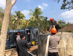 ​Menembus Kekeringan: Mobil Taktis AWC Polres Gunungkidul Beralih Fungsi Jadi “Oase” Warga Kemesu
