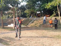 Cegah Kebakaran & Dukung UMKM, Babinsa Manahan Pimpin Kerja Bakti Bersihkan Bendung Tirtonadi