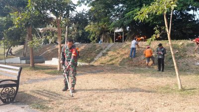 Cegah Kebakaran & Dukung UMKM, Babinsa Manahan Pimpin Kerja Bakti Bersihkan Bendung Tirtonadi