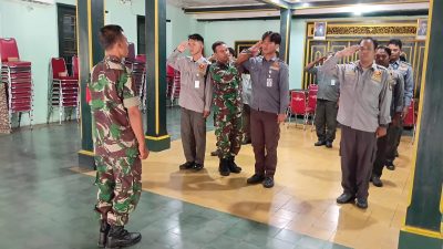 Tanamkan Disiplin & Kekompakan, Babinsa Keprabon Latihkan PBB Anggota Linmas