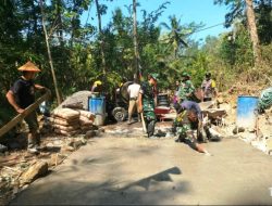 TNI Bersama Masyarakat Kebut Pengerjaan Rabat Beton Jalan TMMD Sengkuyung Kodim 0731/Kulon Progo