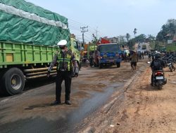 Satlantas Polres Banyuasin Bergerak Cepat Tangani Tumpahan CPO di Betung, Arus Lalu Lintas Kembali Normal