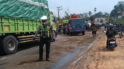 Satlantas Polres Banyuasin Bergerak Cepat Tangani Tumpahan CPO di Betung, Arus Lalu Lintas Kembali Normal