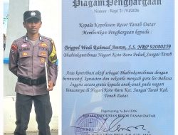 Bukan Hanya Menjaga Kamtibmas, Bhabinkamtibmas Tanah Datar Ini Cetak Generasi Lewat Kelas Bahasa Inggris Gratis