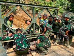 TNI Bergerak Cepat! Kodim 0307/Tanah Datar Bangun Jembatan Bailey, Putus Isolasi dan Buka Jalan Aman bagi Pelajar