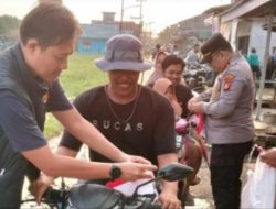 Sambut HUT Ke-81 Kemerdekaan RI, Polsek Makarti Jaya Bagikan Bendera Merah Putih kepada Pengendara