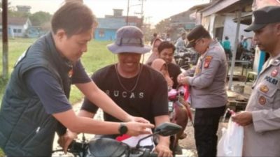 Sambut HUT Ke-81 Kemerdekaan RI, Polsek Makarti Jaya Bagikan Bendera Merah Putih kepada Pengendara