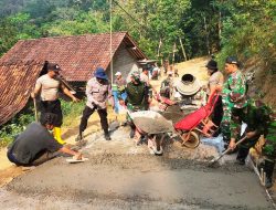 Sinergitas TNI dan Masyarakat Kian Mantap Garap Rabat Beton Jalan dan Perbaikan Masjid