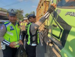 Aksi Humanis Polantas Banyuasin, Bekali Pengendara Terjebak Macet dengan Makanan dan Air Mineral