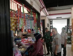 Cegah Lonjakan Harga, Babinsa Nusukan Bersama Security Pasar Rutin Cek Harga Sembako