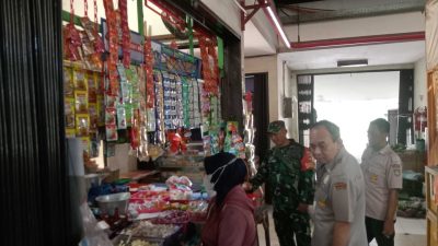 Cegah Lonjakan Harga, Babinsa Nusukan Bersama Security Pasar Rutin Cek Harga Sembako