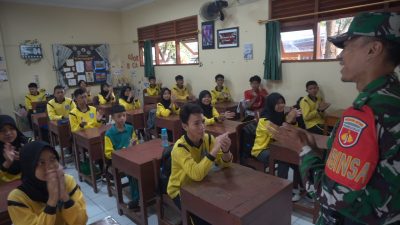 Kawal Generasi Indonesia Emas 2045, Babinsa Karangasem Masuk Sekolah Tanamkan Disiplin & Cinta Tanah Air