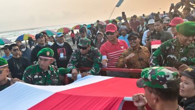 Semarak HUT ke-81 RI: Korem 072/Pamungkas dan Ribuan Warga Bentangkan Merah Putih 481 Meter di Pantai Parangtritis