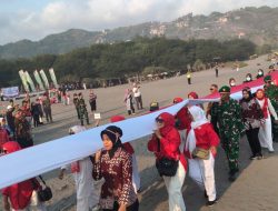 Semarak HUT ke-81 RI: Korem 072/Pamungkas dan Ribuan Warga Bentangkan Merah Putih 481 Meter di Pantai Parangtritis