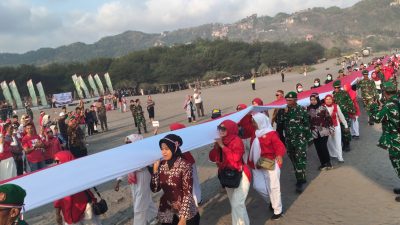 Semarak HUT ke-81 RI: Korem 072/Pamungkas dan Ribuan Warga Bentangkan Merah Putih 481 Meter di Pantai Parangtritis