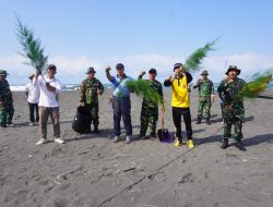 Kodim 0731/Kulon Progo Karya Bakti Pembersihan Pantai Congot HUT ke-81 TNI dan HUT ke-76 Kodam IV/Diponegoro