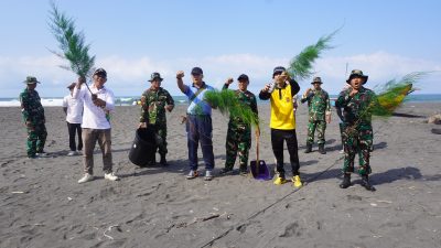 Kodim 0731/Kulon Progo Karya Bakti Pembersihan Pantai Congot HUT ke-81 TNI dan HUT ke-76 Kodam IV/Diponegoro
