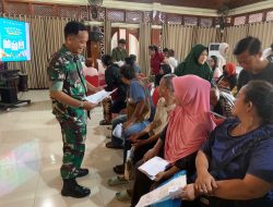 Babinsa Bantu Distribusikan Bantuan Beras Kepada Warga Kurang Mampu Di Wilayah Kepatihan Wetan