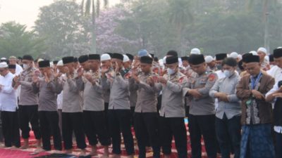 Ikhtiar Bersama Hadapi Kemarau dan Karhutla, Kapolda Sumsel Ikuti Shalat Istisqa