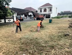 Bersih & Asri, Babinsa Sumber Bersama DLH Surakarta Gotong Royong Bersihkan Lahan Kosong