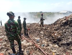 Koramil 04/Jebres Bantu Pemadaman Kebakaran TPA Sampah Putri Cempo