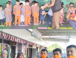 Kabut Asap Meningkat, Kelurahan Pasar Usang Bagikan 1.000 Masker kepada Warga