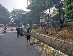 Sinergi TNI dan Warga, Babinsa Manahan Bersama Petugas Kebersihan Gotong Royong Ciptakan Lingkungan Bersih, Aman dan Nyaman