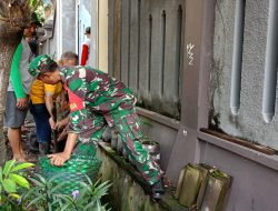 Wujudkan Lingkungan Bersih dan Asri, Babinsa Joglo Bersama Warga Gotong Royong Bersihkan Saluran Air