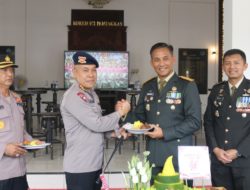 Soliditas TNI-Polri Makin Kuat, Polda DIY Bawa Tumpeng Kejutan ke Korem 072/Pamungkas